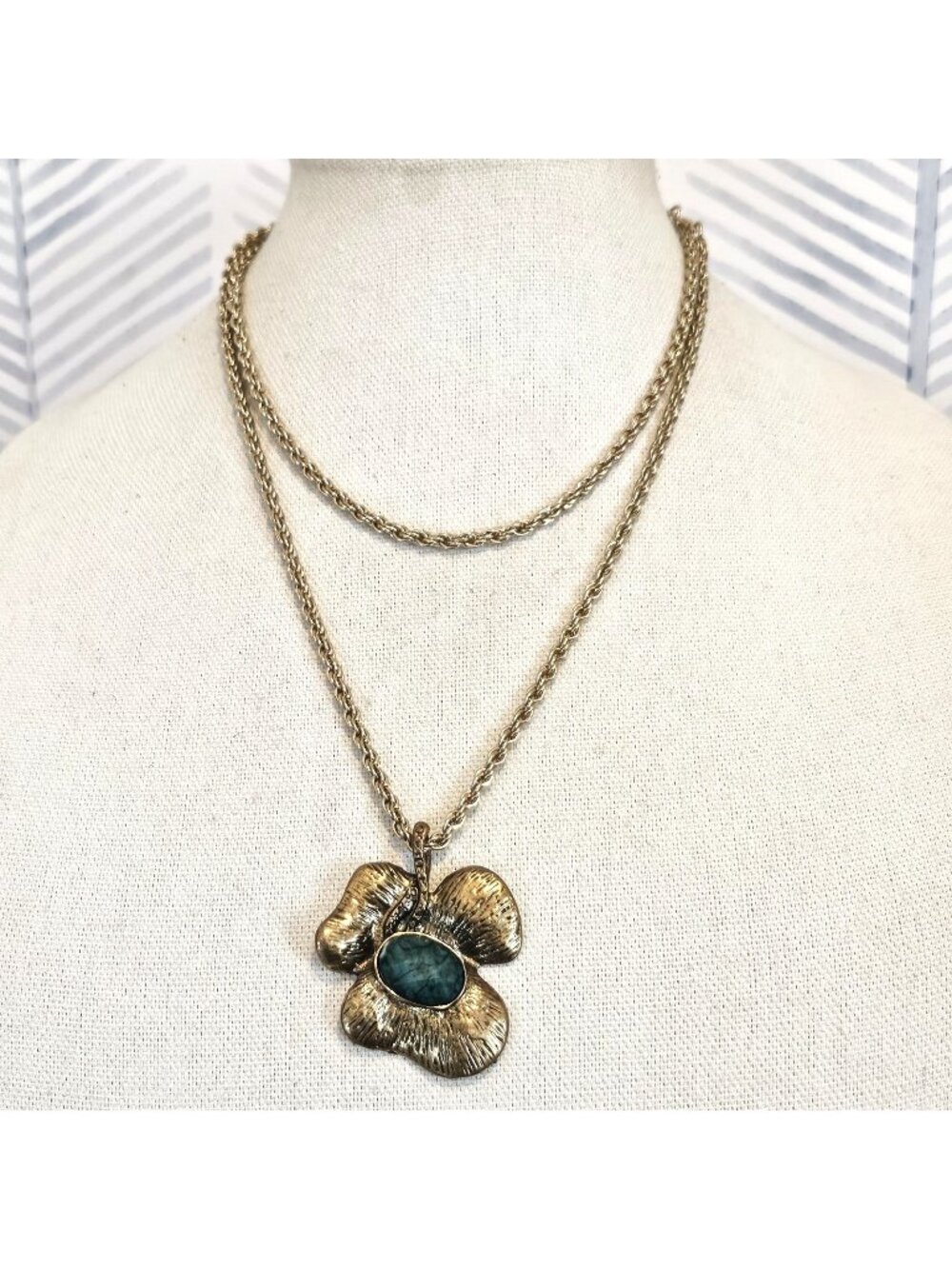 Vintage Brass Tone Green Cabochon Lucky Clover Pendant 36" Gold Chain Necklace